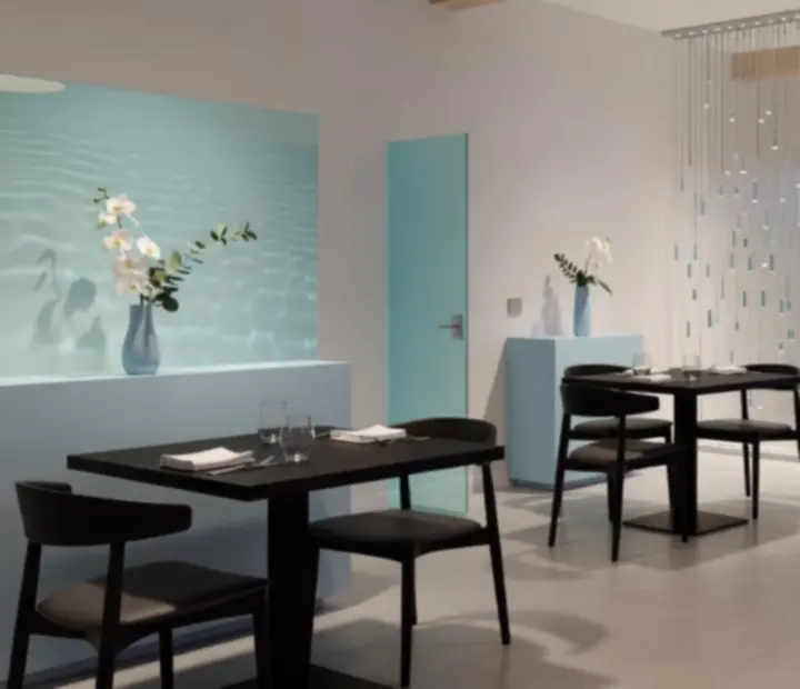 Světlý interiér restaurace Social Quartter se stolky a měkkým osvětlením